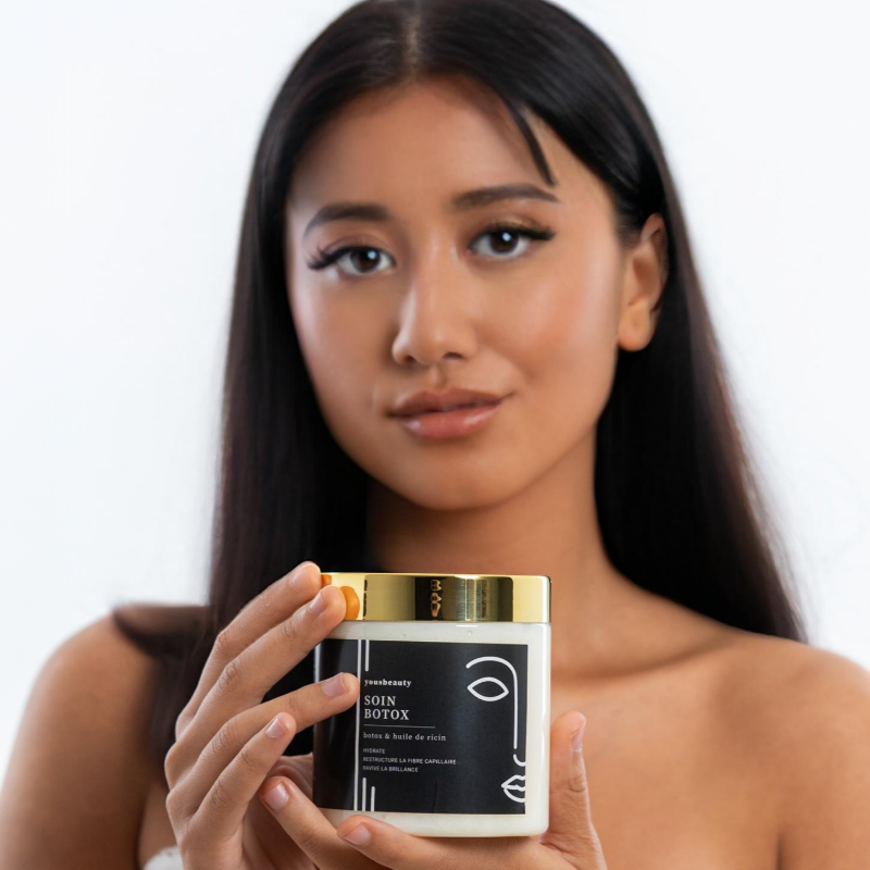 Traitement capillaire enrichi en ricin, argan et karité pour réparer, lisser et hydrater les cheveux secs et abîmés.